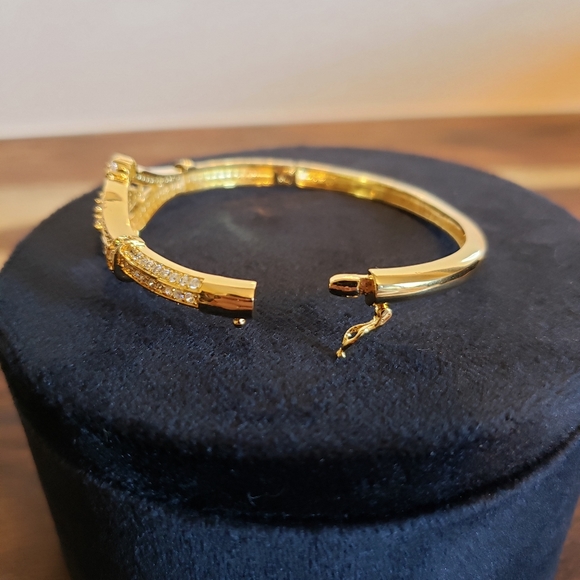 18K Gold Plated Bangle Bracelet - Picture 4 of 12